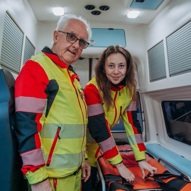Ein Sozialdienender mit seiner jungen Kollegin bei den Vorbereitungen zum Krankentransport