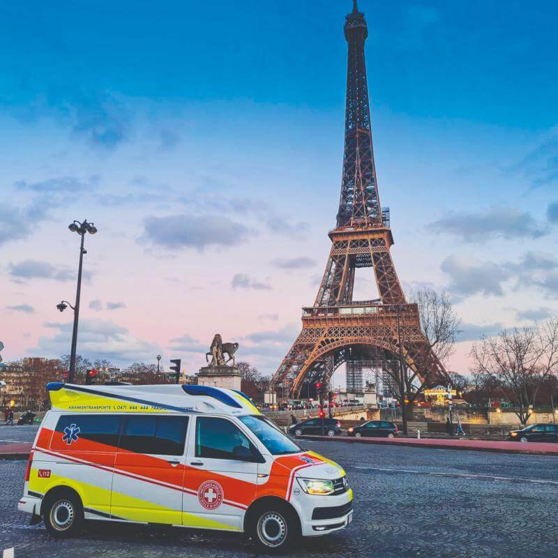 Ein Krankentransporter des Weißen Kreuzes befindet sich in Paris