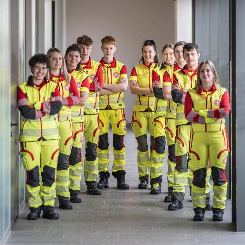 Zivildienstleistende des Weißen Kreuzes lächeln während eines Shootings in die Kamera