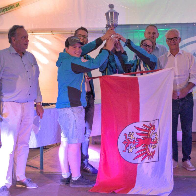 Die Jugendlichen mit dem begehrten Wahderpokal des Sami Contest